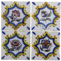 Lote 15 - PAINEL DE 4 AZULEJOS, SÉC. XX - Decoração floral policromada, com reserva recortada em azul e amarelo. Dim: 28,5x28,5 cm. Nota: sinais de uso e manuseamento, azulejos soltos e desiguais.