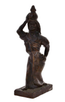 Lote 128 - ESCULTURA EM TERRACOTA - Figura feminina africana com bilha na cabeça, peça envernizada. Dim: 33x14 cm. Nota: restauro na base.