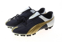 Lote 157 - PUMA, CHUTEIRAS DE FUTEBOL - Cores branco, dourado e preto. Tamanho 44 1/2. Nota: sinais de armazenamento, palas com falhas e desgaste.