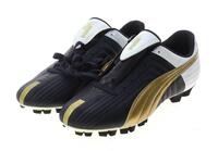 Lote 164 - PUMA, CHUTEIRAS DE FUTEBOL - Cores branco, dourado e preto. Tamanho 45. Nota: sinais de armazenamento, palas com falhas e desgaste.