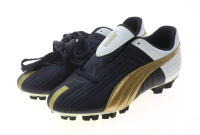 Lote 171 - PUMA, CHUTEIRAS DE FUTEBOL - Cores branco, dourado e preto. Tamanho 42 1/2. Nota: sinais de armazenamento, palas com falhas e desgaste.