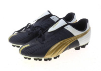 Lote 178 - PUMA, CHUTEIRAS DE FUTEBOL - Cores branco, dourado e preto. Tamanho 44. Nota: sinais de armazenamento, palas com falhas e desgaste.