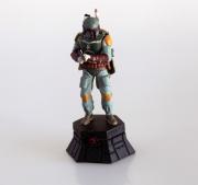 Lote 2 - MINIATURA -STAR WARS - BOBA FETT - Peça de xadrez ou simples decoração em metal e pintada à mão com acabamentos de grande qualidade e realismo, na escala 1:24 (entre 10 e 12cm de altura) editada em 2012 com o selo de garantia “Lucas Film”, na sua caixa original e em excelente estado (apenas aberta a primeira vez para fazer estas fotografias), sem falhas