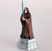 Lote 140 - MINIATURA -STAR WARS - OBI-WAN KENOBI - Peça de xadrez ou simples decoração em metal e pintada à mão com acabamentos de grande qualidade e realismo, na escala 1:24 (entre 10 e 12cm de altura) editada em 2013 com o selo de garantia “Lucas Film”, na sua caixa original e em excelente estado (apenas aberta a primeira vez para fazer estas fotografias), sem falhas