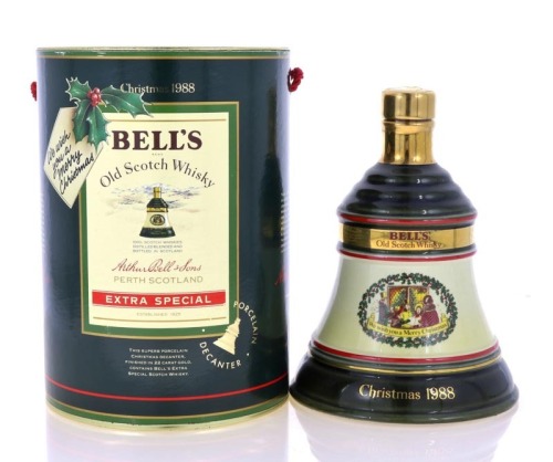 Lote 2004 - WHISKY BELL'S CHRISTMAS 1988 - Garrafa Decanter de Whisky, Old Scotch Whisky, (750ml - 43%vol.). Nota: garrafa semelhante à venda por € 343,28. Em caixa de cartão original. Consultar valor Indicativo em https://www.thewhiskyexchange.com/p/364/