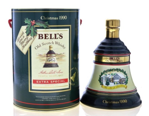 Lote 2010 - WHISKY BELL'S CHRISTMAS 1990 - Garrafa Decanter de Whisky, Old Scotch Whisky, (750ml - 43%vol.). Nota: garrafa idêntica à venda por € 178,91 (£ 159,95). Em caixa de cartão original. Consultar valor Indicativo em https://www.fairleys-wines.co.u