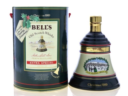 Lote 2014 - WHISKY BELL'S CHRISTMAS 1989 - Garrafa Decanter de Whisky, Old Scotch Whisky, (750ml - 43%vol.). Nota: garrafa semelhante à venda por € 166,66 (£ 149). Em caixa de cartão original. Consultar valor Indicativo em http://www.whiskybyedzell.com/be