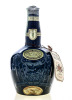 Lote 2025 - ROYAL SALUTE 21 ANOS - Garrafa de Whisky, Blended, Blue Spode Decanter, Chivas Brothers Ltd, (750ml - 40%vol). Nota: garrafa idêntica à venda por € 524,46 (£ 450). Com bolsa de protecção e caixa de cartão original. Consultar valor indicativo e - 2