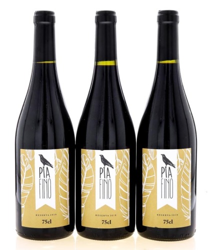 Lote 2032 - PIA FINO RESERVA 2010 - 3 Garrafas de Vinho Tinto, DOC Beira Interior, Pia Fino, Reserva 2010, das Castas Touriga Nacional, Trincadeira e Jaen com estágio em Carvalho Francês e Americano, Produzido e Engarrafado pela Adega da Covilhã, (750ml -