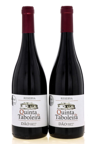 Lote 2040 - QUINTA DA TABOLEIRA RESERVA 2011 - 2 garrafas de Vinho Tinto DOC Dão, Quinta da Taboleira Reserva 2011, Moreira-Santar, (750ml - 13,5%vol.). Nota: Este vinho foi elaborado em lagares com “pisa a pé” a partir das Castas Touriga Nacional e Alfro