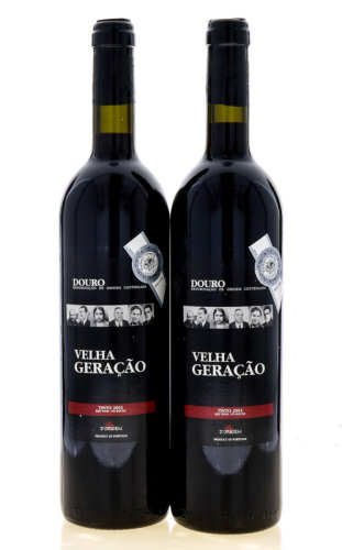 Lote 2044 - VELHA GERAÇÃO 2002 - 2 Garrafas de Vinho Tinto DOC-Douro, Velha Geração 2002, das Castas Touriga Nacional, Touriga Franca e Tinta Roriz, Casal de Loivos - Pinhão, (750ml - 13%vol.). Nota: Este vinho foi galardoado com uma Medalha de Prata em 2