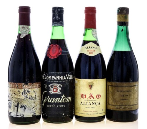 Lote 2045 - GARRAFAS DE VINHO TINTO - Conjunto de 4 garrafas de Vinho Tinto sendo 1 garrafa de Murganheira Garrafeira 1970, (750ml - 12%vol.), 1 garrafa de Dão Aliança Colheita 1987, (750ml - 12%vol.), 1 garrafa de Dão Porta dos Cavaleiros, (750ml) e 1 ga