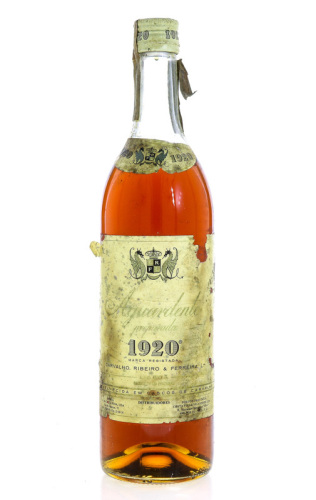 Lote 2051 - AGUARDENTE 1920 - Garrafa de Aguardente Preparada, Envelhecida em Cascos de Carvalho, Carvalho Ribeiro & Ferreira, Lisboa, (1000ml - 40%vol.). Nota: garrafa idêntica à venda por € 35. Rótulo algo danificado. Consultar valor indicativo em https