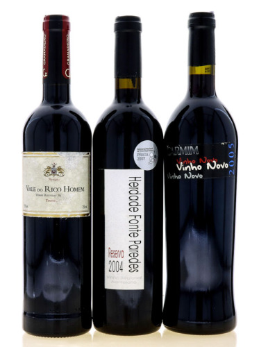 Lote 2068 - GARRAFAS DE VINHO TINTO - Conjunto de 3 garrafas de Vinho Tinto composto por uma garrafa de Vale do Rico Homem 2008, Vinho Regional Alentejano, (750ml -13%vol.), uma garrafa de Herdade Fonte Paredes, Reserva 2004, Vinho Regional Alentejano, (