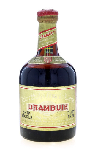 Lote 2072 - LICOR DRAMBUIE - Garrafa de Licor, The Isle of Skye Liqueur, Drambuie Prince Charles Edward's Liqueur, Escócia, (700ml aprox.)