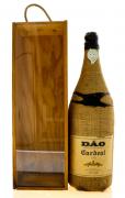 Lote 2091 - DÃO CARDEAL 1983 DOUBLE MAGNUM - Garrafa Double Magnum de Vinho Tinto, Dão DOC, 1983, Caves Dom Teodósio, (3000ml - 12%vol.). Nota: em caixa de madeira original. Garrafa forrada a serapilheira