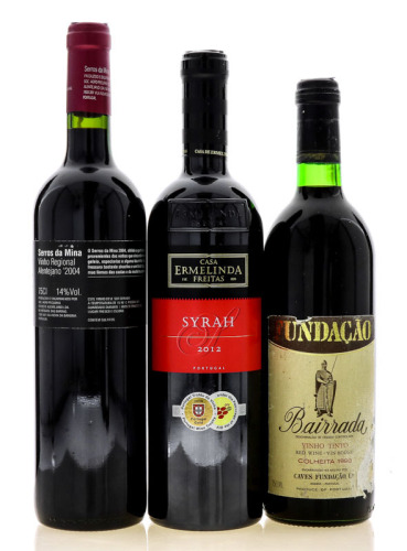 Lote 2101 - GARRAFAS DE VINHO TINTO - Conjunto de 3 garrafas de Vinho Tinto composto por uma garrafa de Casa Ermelinda de Freitas, Syrah 2012, (750ml - 14%vol.), uma garrafa de Serros da Mina, Vinho Regional Alentejano 2004, (750ml - 14%vol.) e uma garraf