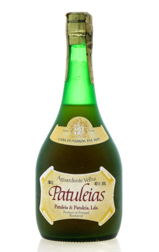 Lote 2108 - AGUARDENTE VELHA PATULEIAS - Garrafa de Aguardente Velha, Patuleia & Patuleia, Bombarral, (750ml - 40%vol.). Nota: garrafa idêntica à venda por € 38,74 (£ 34,76). Consultar valor indicativo em https://www.uvinum.co.uk/eau-de-vie/aguardente-vel