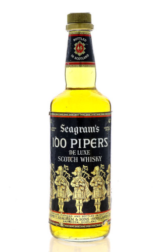 Lote 2129 - WHISKY 100 PIPERS - Garrafa de Whisky, De Luxe Scotch Whisky, Joseph Seagram & Sons, Escócia, (750ml - 43%vol.). Nota: garrafa dos anos 1970s. Garrafa similar à venda por € 137,30. Consultar valor indicativo em https://www.masterofmalt.com/whi