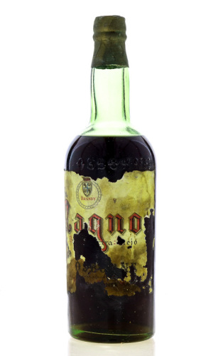 Lote 2147 - BRANDY MAGNO OSBORNE - Garrafa de Brandy, Extra Viejo, Osborne, Puerto de Santa Maria, Espanha, (750ml). Nota: garrafa idêntica à venda por € 108,90. Garrafa antiga com o rótulo danificado e ligeira perda adequada ao período de engarrafamento.