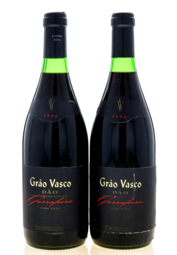 Lote 2148 - DÃO GRÃO VASCO 1992 - 2 garrafas de Vinho Tinto, Dão DOC, 1992, Garrafeira, Sogrape, Vila Nova de Gaia, (750ml - 12%vol.). Nota: conjunto com um valor de venda de € 39,50. Consultar valor indicativo unitário em https://www.garrafeiranacional.c