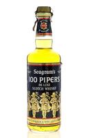 Lote 2162 - WHISKY 100 PIPERS - Garrafa de Whisky, De Luxe Scotch Whisky, Joseph Seagram & Sons, Escócia, (750ml - 43%vol.). Nota: garrafa dos anos 1970s. Garrafa similar à venda por € 137,30. Consultar valor indicativo em https://www.masterofmalt.com/whi