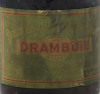 Lote 2169 - LICOR DRAMBUIE - Garrafa de Licor, The Isle of Skye Liqueur, Drambuie Prince Charles Edward's Liqueur, Escócia, (700ml aprox.). Nota: garrafa antiga - 3