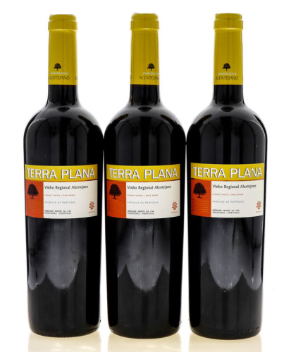 Lote 2176 - TERRA PLANA 2006 - 3 Garrafas de Vinho Tinto Regional Alentejano, Terra Plana 2006, produzido e engarrafado por Herdade Monte da Cal, Fronteira, (750ml - 13%vol.).