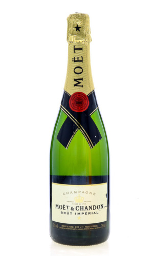 Lote 2178 - MOET & CHANDON - Garrafa de Champagne, Brut Imperial, Moët et Chandon Epernay, França (750ml - 12% vol.). Nota: garrafa idêntica às venda por € 36,90. Consultar valor indicativo em https://www.garrafeiranacional.com/moet-chandon-brut-imperial.