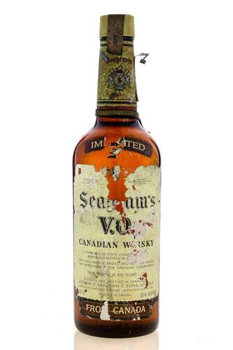 Lote 2189 - WHISKY SEAGRAM'S V.O. 1975 - Garrafa de Canadian Whisky, Rare Old Delicate, 6 Years Old, Joseph Seagram & Sons, Canadá, (750ml - 43%vol.). Nota: garrafa similar foi vendida por € 222,27 (£ 199). Rótulo danificado. Consultar valor indicativo em