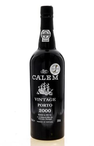 Lote 2195 - PORTO CÁLEM VINTAGE 2000 - Garrafa de Vinho do Porto, Vintage 2000, engarrafado em 2002, A.A. Cálem & Filho, Vila Nova de Gaia, (750ml – 20%vol.). Nota: garrafa idêntica à venda por € 45. Consultar valor indicativo em https://www.garrafeiranac