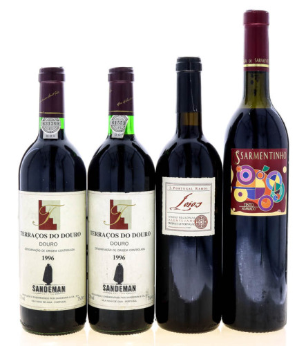 Lote 2213 - GARRAFAS DE VINHO TINTO - Conjunto de 4 garrafas de Vinho Tinto sendo 2 garrafas de Terraços do Douro, Douro DOC 1996, Sandeman, (750ml - 12,5%vol), 1 garrafa de Loios, Vinho Regional Alentejano 2001, João Portugal Ramos, (750ml - 13%vol.) e u