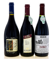 Lote 2231 - GARRAFAS DE VINHO TINTO - Conjunto de 3 garrafas de Vinho Tinto composto por uma garrafa de Dão Udaca Colheita de 2001, (750ml - 13%vol.), uma garrafa de Dão Altoviso 2000, (750ml - 12%vol.) e uma garrafa de Dão Nelas Reserva 1997, (750ml - 12