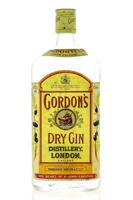 Lote 2242 - GIN GORDON'S - Garrafa de Gin Gordon's, Dry Gin, Distillery London, Tankeray Gordon, England, (1000ml - 47,3%vol.). Nota: garrafa antiga