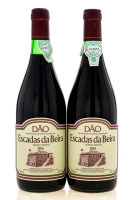 Lote 2268 - DÃO ESCADAS DA BEIRA 1996 - 2 Garrafas de Vinho Tinto DOC - Dão, Escadas da Beira 1996, engarrafado pela Adega Cooperativa de Vila Nova de Tazem, (750ml - 12%vol.).