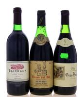 Lote 2335 - GARRAFAS DE VINHO TINTO - Conjunto de 3 garrafas de Vinho Tinto composto por uma garrafa de Dão Grão Vasco 1991, (750ml - 12%vol.), uma garrafa de Bairrada, 1997, (750ml - 12%vol.) e uma garrafa de Terras D'El Rei, Reserva, Colheita de 1984, (