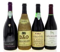 Lote 2341 - GARRAFAS DE VINHO TINTO - Conjunto de 4 garrafas de Vinho Tinto sendo 1 garrafa de Dão Garrafeira, Colheita de 1994, Adega Cooperativa de Vila Nova de Tázem, (750ml - 12%vol.), 1 garrafa de Dão Caves Velhas, 1985, (750ml - 12%vol.), 1 garrafa 