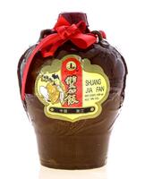 Lote 2410 - SHUANG JIA FAN MAGNUM - Garrafa Cerâmica Magnum em forma de pote de especiarias de Vinho de Jiafan (Vinho de Arroz), (1500ml - 14%vol.)