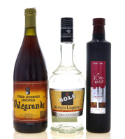 Lote 2431 - GARRAFAS DIVERSAS - Conjunto de 3 garrafas composto por uma garrafa de Licor de Ginja com Chocolate, Oppidum, Óbidos, (500ml - 17%vol.), uma garrafa de Vinho Generoso Jeropiga, Valegrande, Sarvinhos, Leiria, (1000ml - 16%vol.) e uma garrafa de