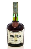 Lote 2436 - AGUARDENTE CAPA VELHA - Garrafa de Aguardente Velhíssima, Capa Velha, Sandeman & Cª, (750ml - 40%vol.). Nota: garrafa idêntica à venda por € 75. Consultar valor indicativo em https://www.garrafeiranacional.com/aguardente-sandeman-capa-velha-ve