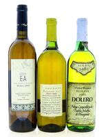 Lote 2437 - GARRAFAS DE VINHO BRANCO - Conjunto de 3 garrafas de Vinho Branco sendo 1 garrafa de Sogrape, Reserva 1996, Bairrada, (750ml - 12,5%vol.), 1 garrafa de E.A., Fundação Eugénio de Almeida, Vinho Regional Alentejano 2004, (750ml - 13%vol.) e 1 ga