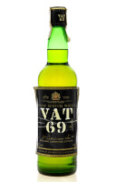 Lote 2454 - WHISKY VAT 69 - Garrafa de Whisky, Finest Scotch, Escócia, (700ml - 40%vol.). Nota: garrafa dos anos 1980s. Rótulo fixo por fita cola