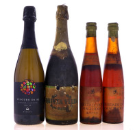 Lote 2457 - GARRAFAS DIVERSAS - Conjunto de 4 garrafas composto por 2 garrafas de Vinho Rosé Herdade dos Machados, Casa Agrícola Santos Jorge, (350ml - 12%vol.), uma garrafa de Vinho Espumante Tesoura da Sé Bruto Reserva, (750ml - 12%vol.) e uma garrafa d