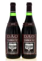 Lote 2460 - DÃO BARROCÃO 1992 - 2 Garrafas de Vinho Branco DOC Dão, Barrocão 1992, das Castas Tinta Pinheira, Tinta Roriz e Bastardo, Caves do Barrocão - Sangalhos, (750ml - 12%vol.). Nota: Como consta do seu contra rótulo este vinho foi engarrafado após 