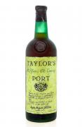 Lote 2500 - PORTO TAYLOR'S 20 ANOS - Garrafa de Vinho do Porto, 20 Years Old Tawny, engarrafado em 1972, Taylor, Fladgate & Yeatman, (750ml). Nota: garrafa idêntica foi vendida por € 60 na Oportunity Leilões. Lacre danificado. Consultar valor indicativo em https://oportunityleiloes.auctionserver.net/view-auctions/catalog/id/2332/lot/884486/