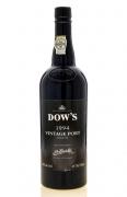 Lote 2576 - PORTO DOW'S VINTAGE 1994 - Garrafa de Vinho do Porto, Vintage 1994, Engarrafado em 1996, Silva Cosens, (750ml - 20%vol.). Nota: garrafa idêntica à venda por € 87,50. Consultar valor indicativo em https://www.garrafeiranacional.com/1994-dow-s-vintage-porto.html