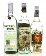 Lote 2599 - GARRAFAS DE RUM - Conjunto de 3 garrafas de Rum sendo 1 garrafa de Bacardi Lemón, (700ml - 32%vol.), 1 garrafa de Don Q, Puerto Rican Rum, (700ml 40%vol.) e 1 garrafa de Ronrico, Puerto Rican Rum, (750ml - 40%vol.). Nota: 2 garrafas com rótulos danificados