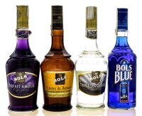 Lote 2631 - GARRAFAS DE LICOR BOLS - Conjunto de 4 garrafas de Licor Bols sendo 1 garrafa de Parfait Amour, 1 garrafa de Creme de Bananes, 1 garrafa de Triple Sec Curaçao e 1 garrafa de Blue Curaçao, Bols Royal Distilleries, Holanda, (700ml)