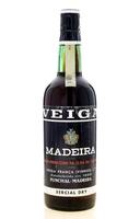 Lote 2665 - MADEIRA VEIGA - Garrafa de Vinho da Madeira, Sercial Dry, Veiga França, Funchal, (750ml). Nota: garrafa antiga