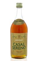 Lote 2690 - BRANDY CASAL SERENO - Garrafa de Brandy, Francisco Matias, Torres Vedras, (980ml - 39%vol.). Nota: garrafa idêntica à venda por € 19,50. Rótulo algo danificado. Consultar valor indicativo em https://www.garrafeiranacional.com/brandy-casal-sere